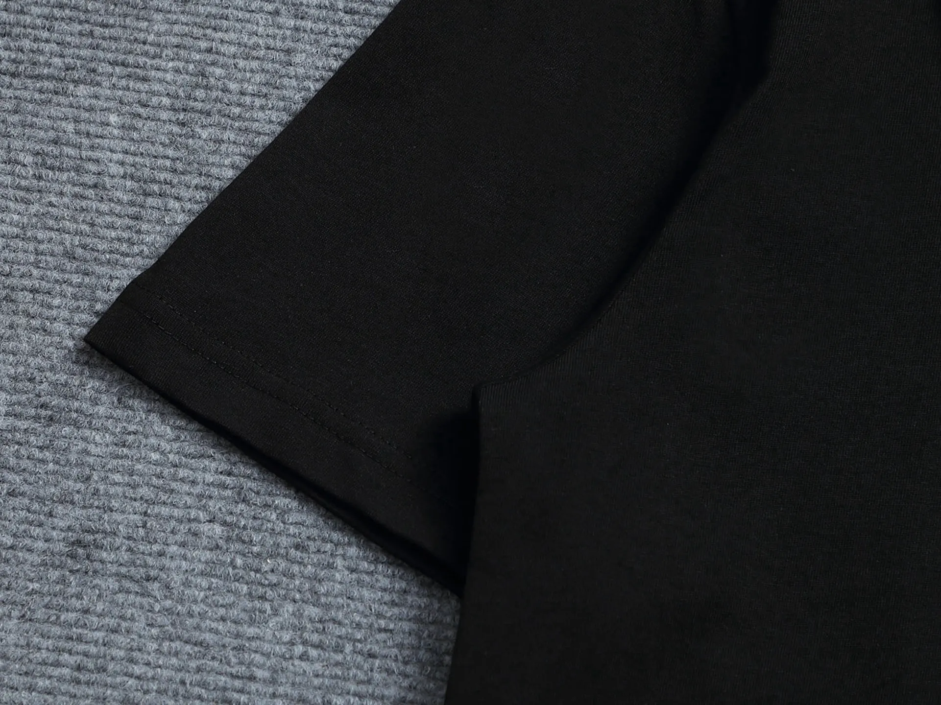 🅿️170 2025 new 1V summer cotton T-shirt uses colorful wool embroidery to enhance the temperament. The exquisite three-flower embroidery pattern is composed of a variety of yarns, with a total of 42,530 stitches showing a slight relief effect. Embroidered 1v letters complete this bold and sophisticated piece.  𝙘𝙤𝙡𝙤𝙧：White. Black 𝙨𝙞𝙯𝙚：XS S M L